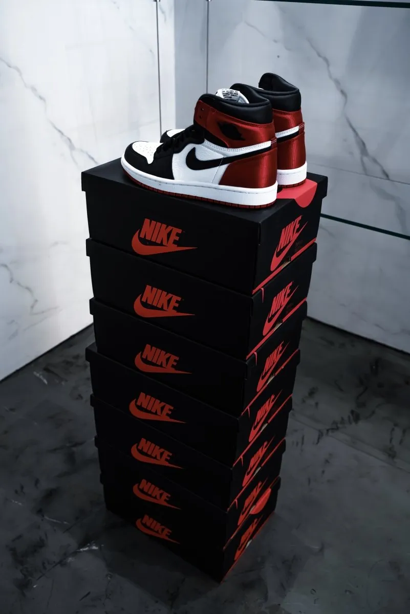 Jordan 1 Retro High Satin Black Toe